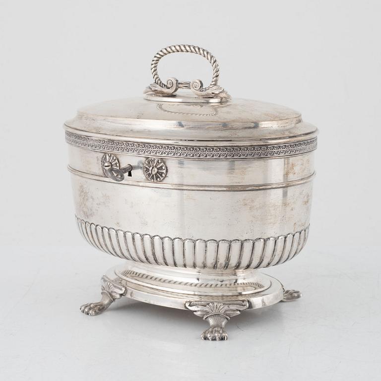 Gustaf Möllenborg, sockerskrin, silver, Stockholm 1826 samt sockertång, silver, Lars Boye, Stockholm 1779.