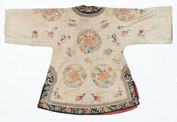 ROBE, silk. Height 98,5 cm. China 19th century, probably around year 1800.