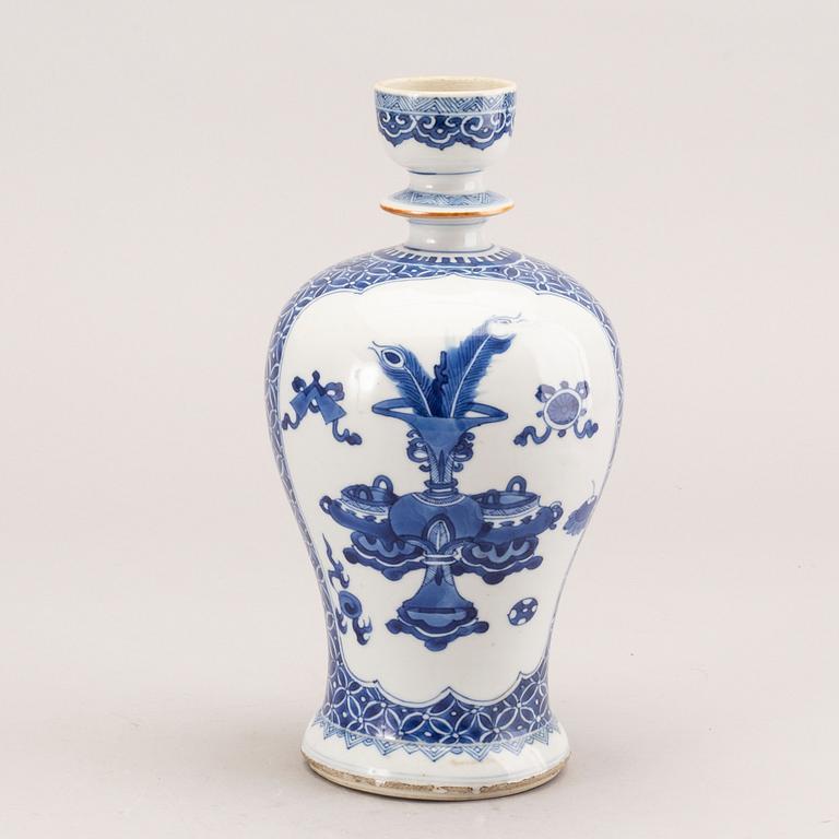 Vas, porslin. Qingdynastin, Kangxi (1662-1722).