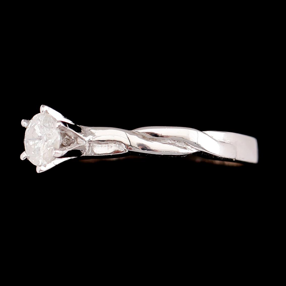 RING, 9 k vitguld, solitär briljantslipad diamant ca 0.54 ct.