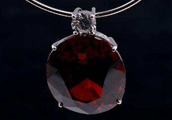 A NECKLACE, garnet c. 30 ct, brilliant cut diamond c. 0.52 ct. Weight 12 g.