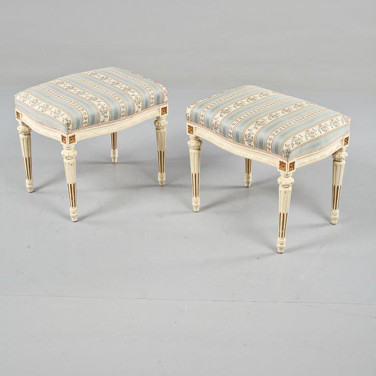 TABURETTER, 2 st, gustaviansk stil, 1900-tal.