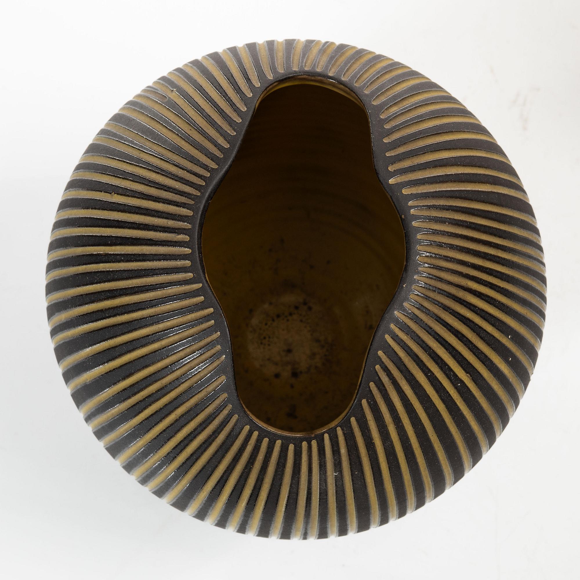 Upsala Ekeby, Ingrid Atterberg, vas, "Spiral" och Hjördis Oldfors, vas, "Kokos", lergods, Upsala-Ekeby.