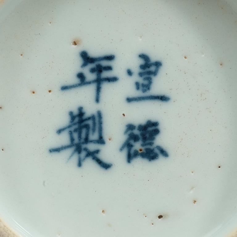 SKÅL, porslin. Sen Qing dynasti (1644-1912) med Xuandes fyra karaktärers märke.