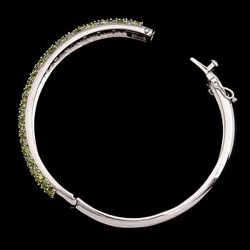 ARMBAND, vitguldspläterat sterlingsilver, gröna peridoter samt vita safirer.