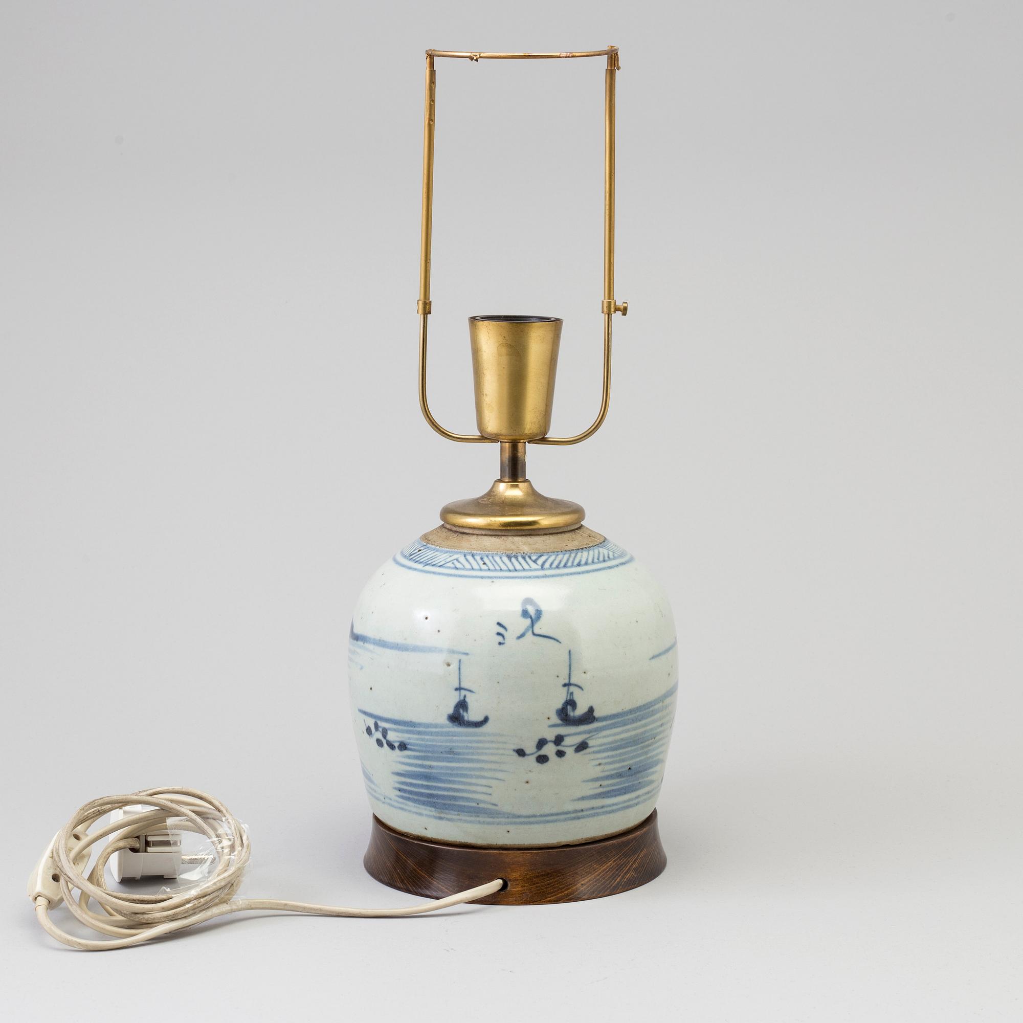 A blue and white jar, Qing dynasty, 19th Century.