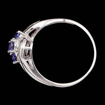 RING, 14 k vitguld, diamanter och tanzaniter.