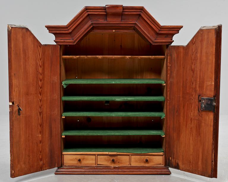 HÄNGSKÅP, 1700/1800-tal.