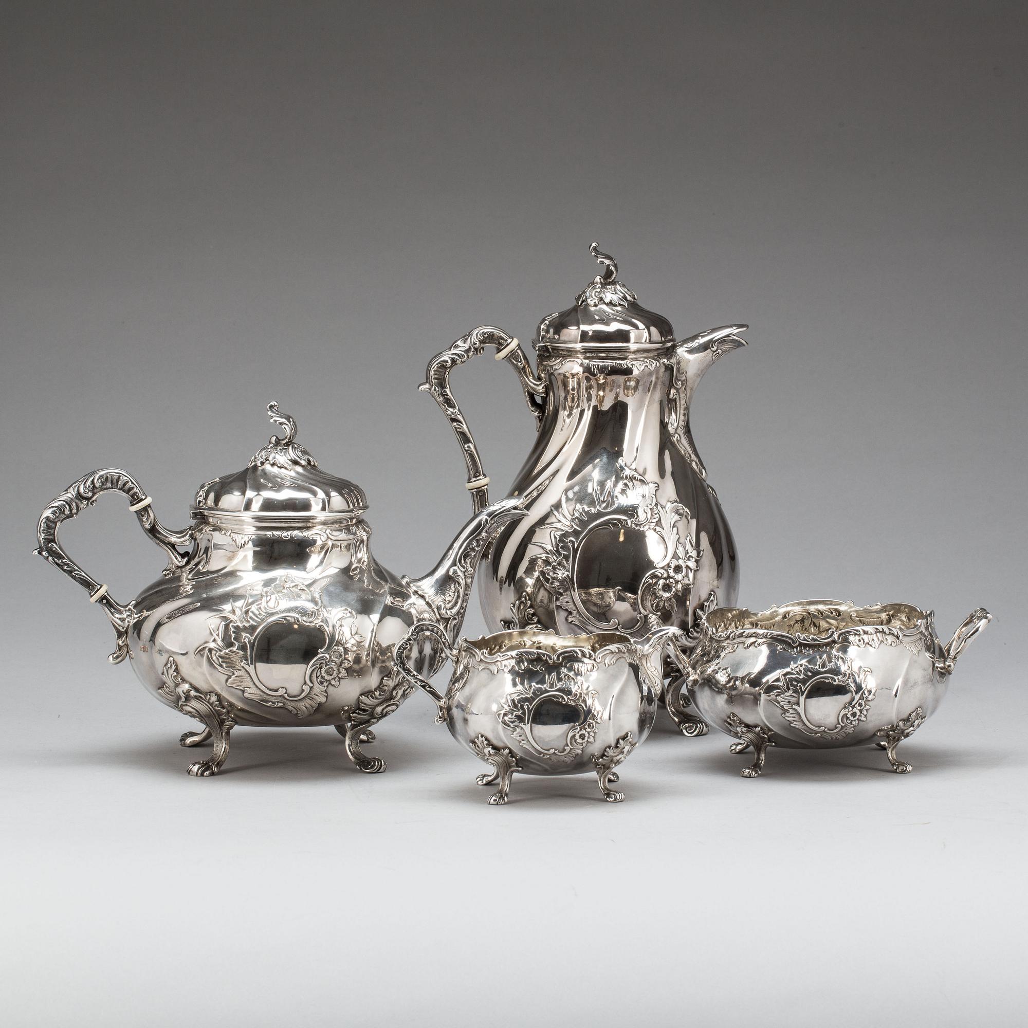 KAFFE- OCH TESERVIS, 4 delar. Silver, firma Michelsen. Köpenhamn 1931. Rokokostil. Ca 3500g.