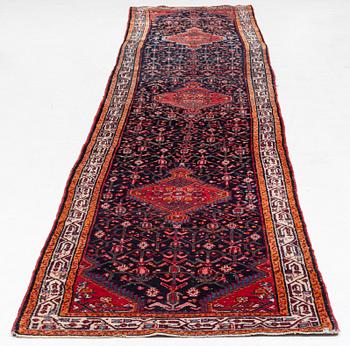 Gallery rug, oriental. Approx. 475 x 100 cm.