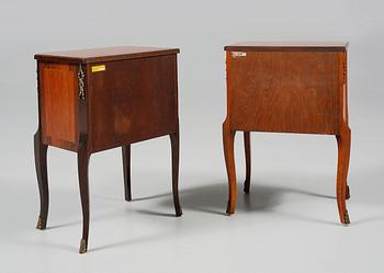 SÄNGBORD, 2 snarlika, gustaviansk stil, 1900-talets mitt.