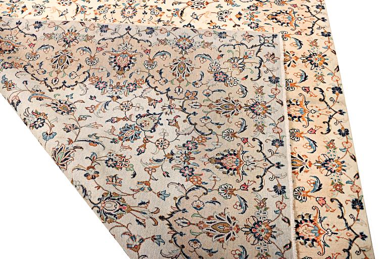 A Kashan carpet, c. 305 x 196 cm.