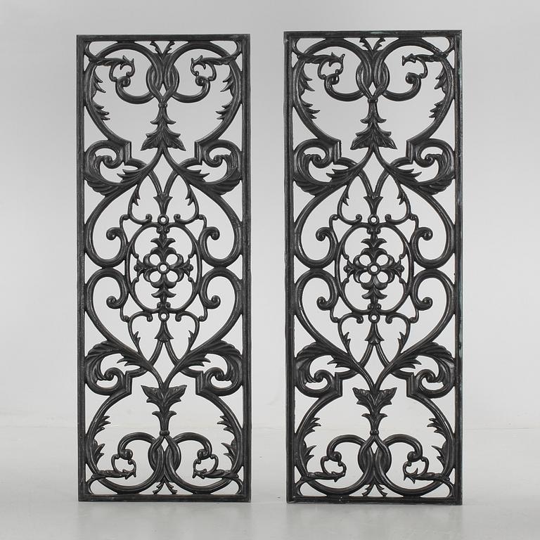 FÖNSTERGALLER, ett par, gjutjärn. Hälsingland.