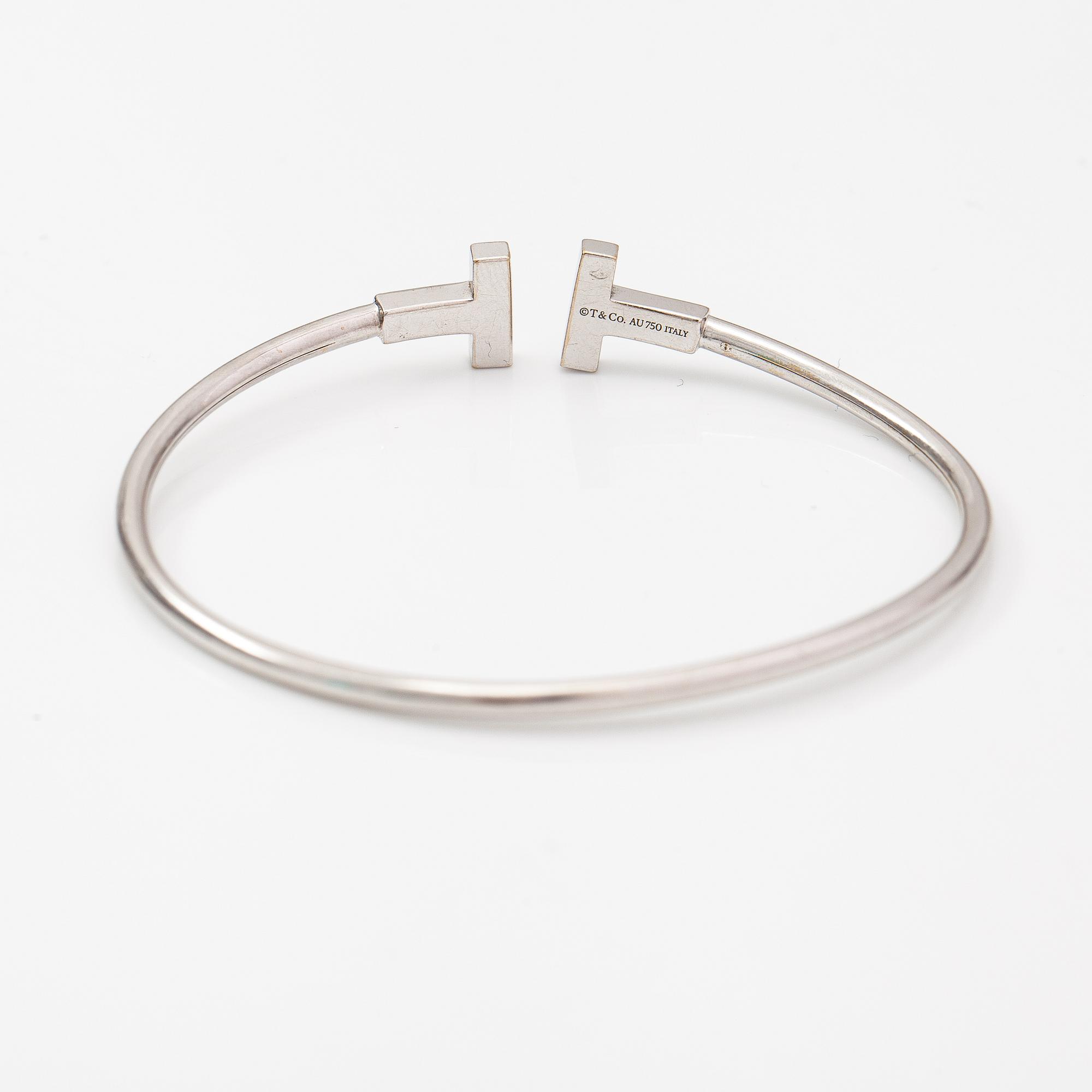 Tiffany & Co, A T wire bracelet in 18K white gold. Marked Tiffany & co, Italy.
