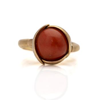 Ole Lynggaard, ring, "Lotus Ring 2", med cabochonslipad korall i 18k rött guld och rosé guld, design Charlotte Lynggaard.