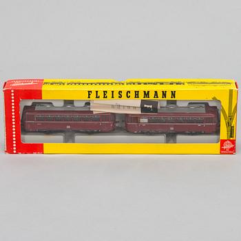 Pienoisrautatie tarvikkeineen, 6 veturia ja 22 vaunua, Fleischmann ym. 1960-luku.