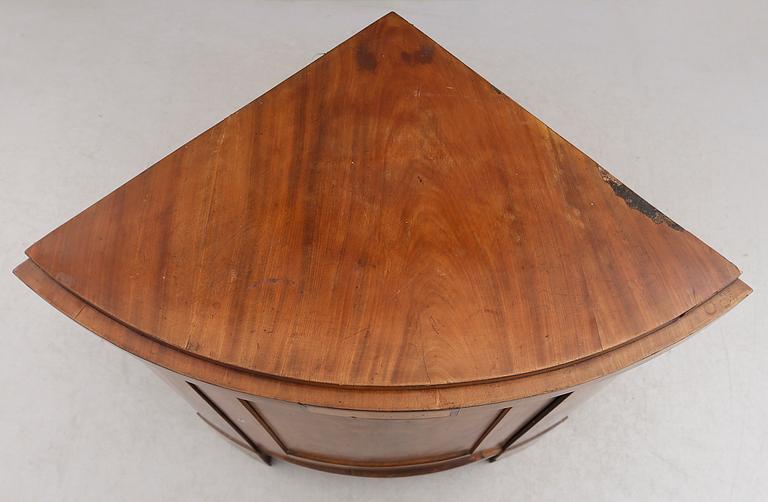 HÖRNSKÅP, 1800-talets mitt.