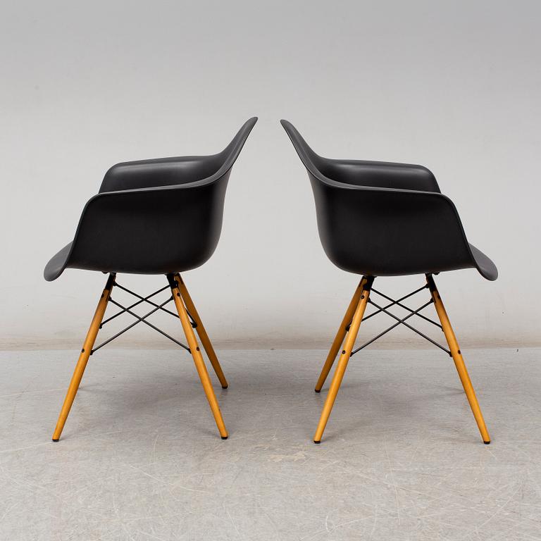 CHARLES & RAY EAMES, karmstolar, 1 par, "DAW", Vitra, 2017.