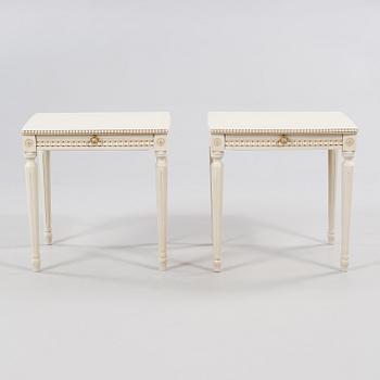 SÄNGBORD, ett par, gustaviansk stil, 1900-talets andra hälft.