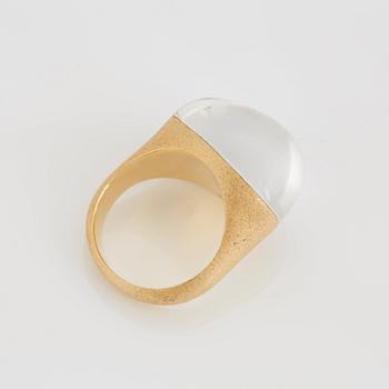 An 18K gold H Stern ring set with a cabochon-cut rock crystal.