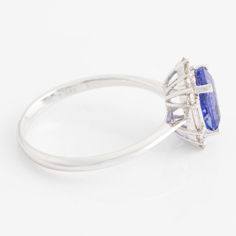 Ring with tanzanite and baguette and brilliant-cut diamonds.