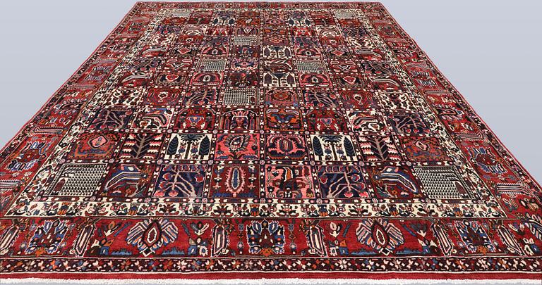 A Baktiari carpet, approx. 410 x 312 cm.