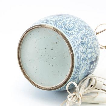 A blue and white chinese jar mounted as a lamp, late Qing dynasty, circa 1900.