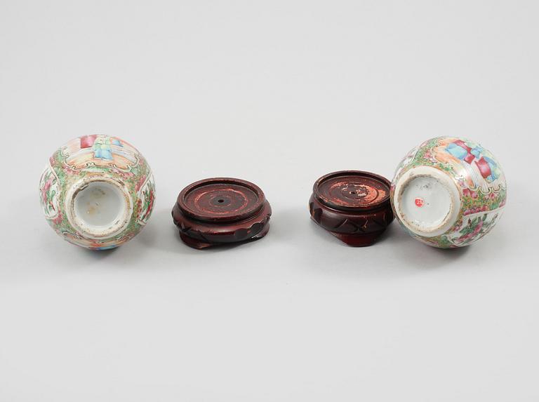 VASER, ett par, porslin, Kina, 1800-talets slut.