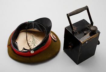 SIGNALLAMPA, 1900-talets första hälft samt LOKFÖRARMÖSSA, ostasiatisk.