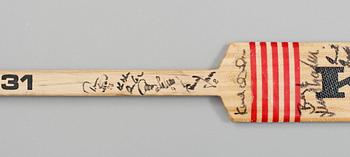 PELLE LINDBERGS MÅLVAKTSKLUBBA, med autografer från svenska landslaget Tre Kronor. Bland annat Pelle Lindbergh.