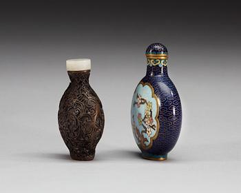 SNUSFLASKOR, två stycken, cloisonne resp metall. Qing dynasty.