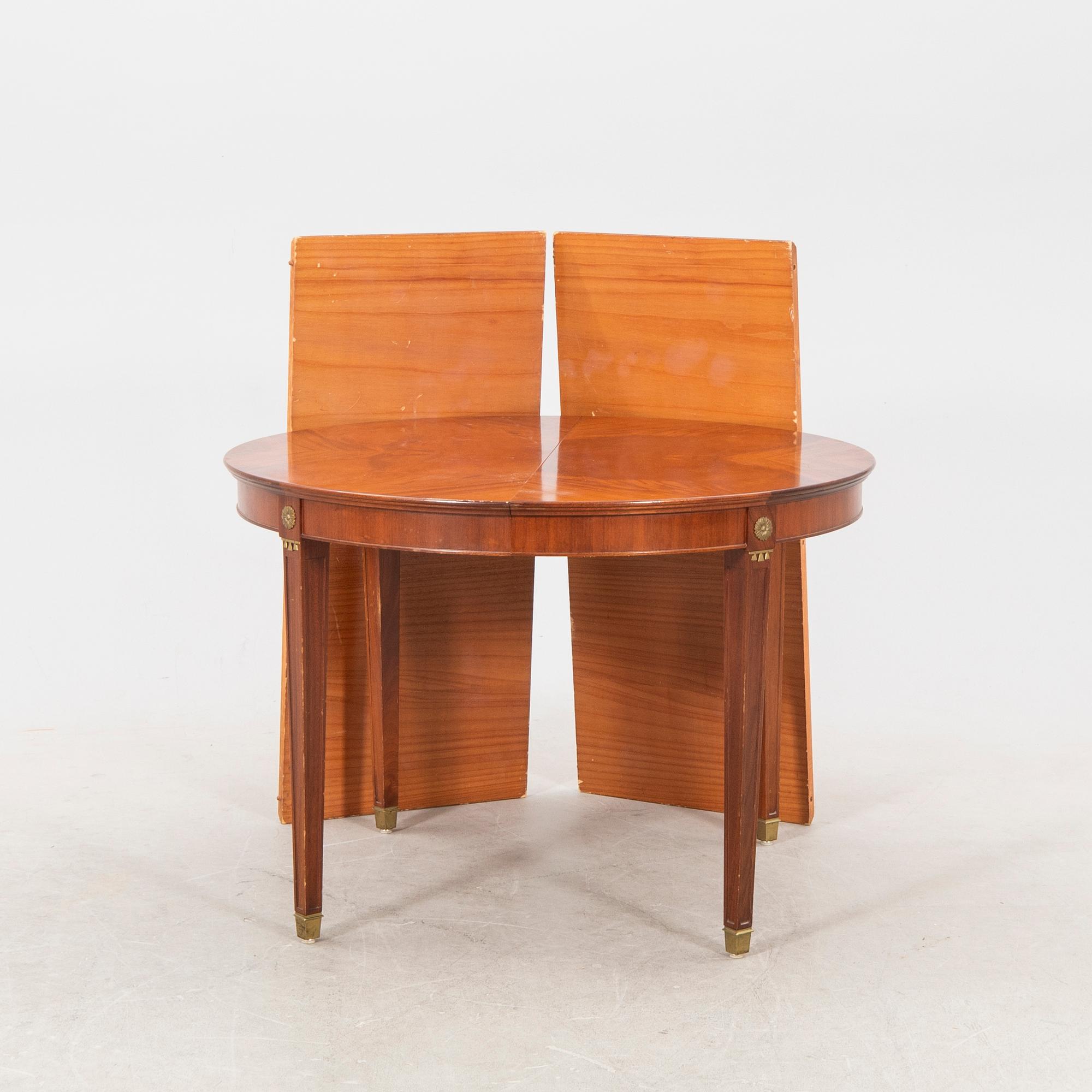 A mid 1900s Gustavian style mahogany dining table.