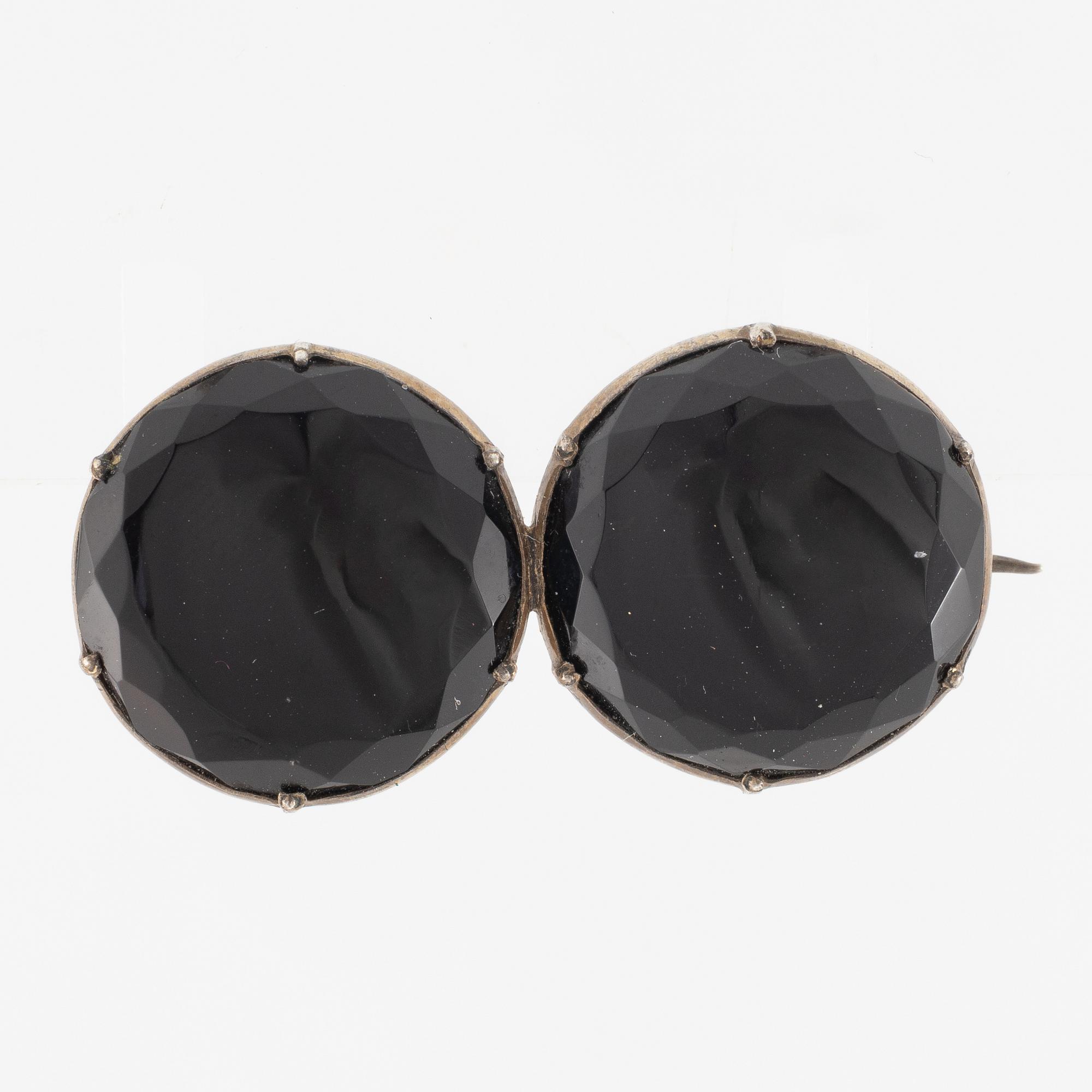 Brooch silver with onyx.