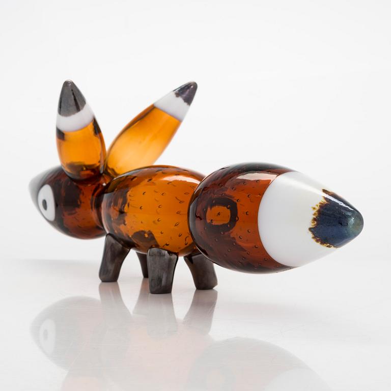 Klaus Haapaniemi, veistos, lasia, "Punaselkä", Iittala. Signeerattu Klaus H. Iittala 717/1000.