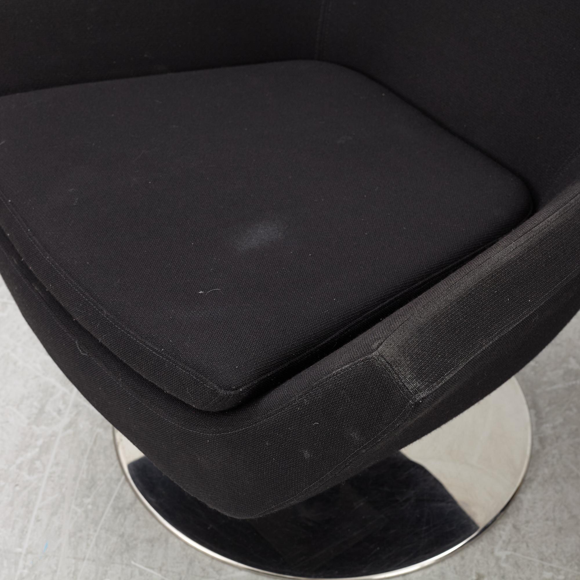 Roger Persson, fåtöljer ett par, "Happy Swing", Swedese. 2000-tal.