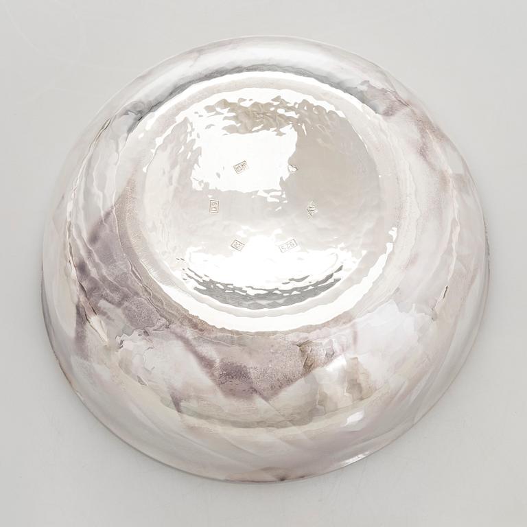 A. Tillander, skål, sterlingsilver och emalj, Åbo 2005.
