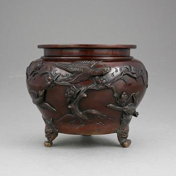 BORDSLAMPA OCH URNA, brons, Japan.