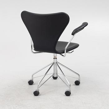 Arne Jacobsen, skrivbordsstol, "Sjuan", Fritz Hansen, Danmark, 2018.