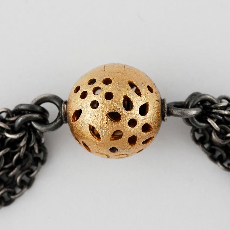 ARMBAND, Ole Lynggaard, oxiderat sterlingsilver och 18k guld och briljantslipade diamanter, lås "Blonde" i 18k guld.