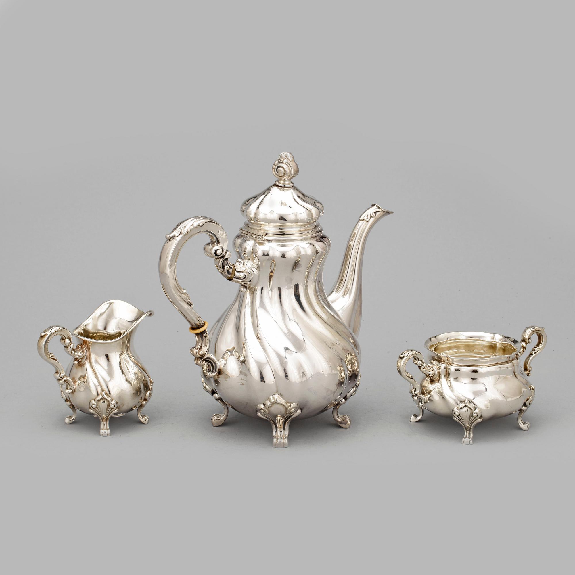KAFFESERVIS, 3 delar, silver, rokokostil, svenska importstämplar, 1900-tal. Total vikt ca 758g.