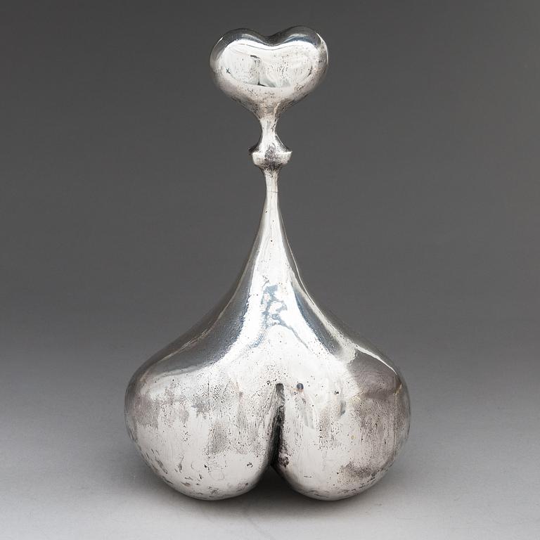 Pertti Kolehmainen, hopeaveistos, signeerattu 1989, numeroitu 4/6.