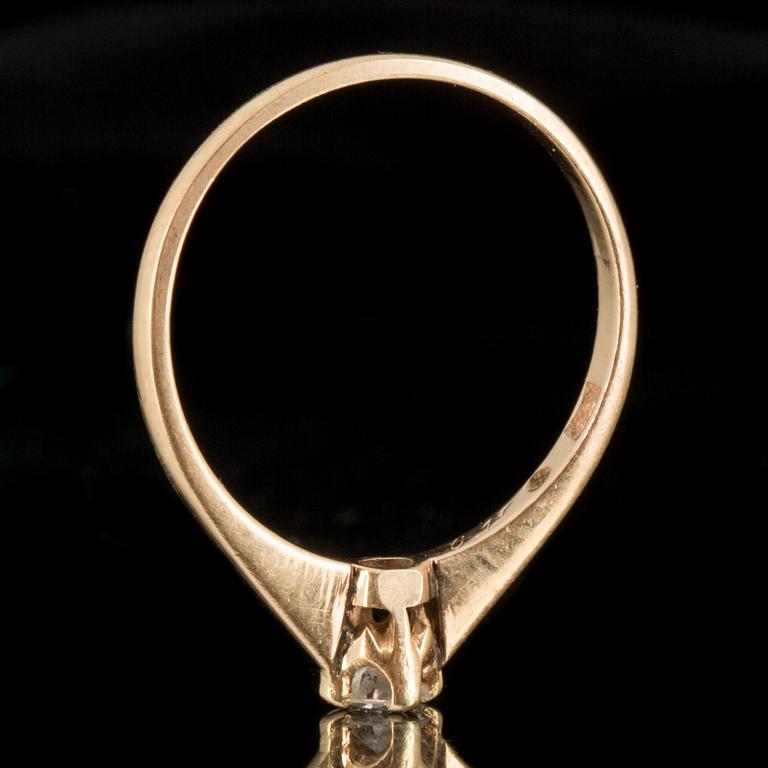 RING, 18K guld med diamant totalt ca 0,15 ct enligt gravyr. Carl Hoff, Helsingborg, 1949. Vikt ca 1 gram.