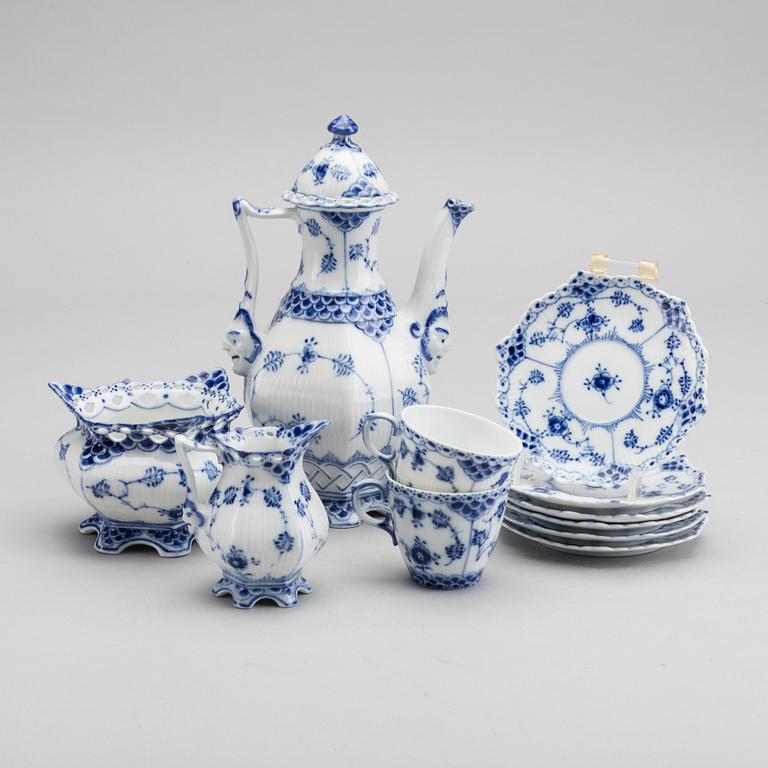 DINNERWARE, 15 pieces, "Musselmalet", Royal Copenhagen.