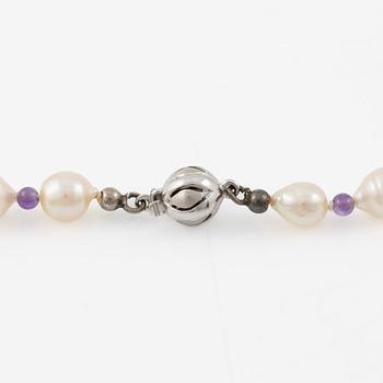 Pearl necklace, cultured pearls and amethysts, with clasp in 18K white gold.