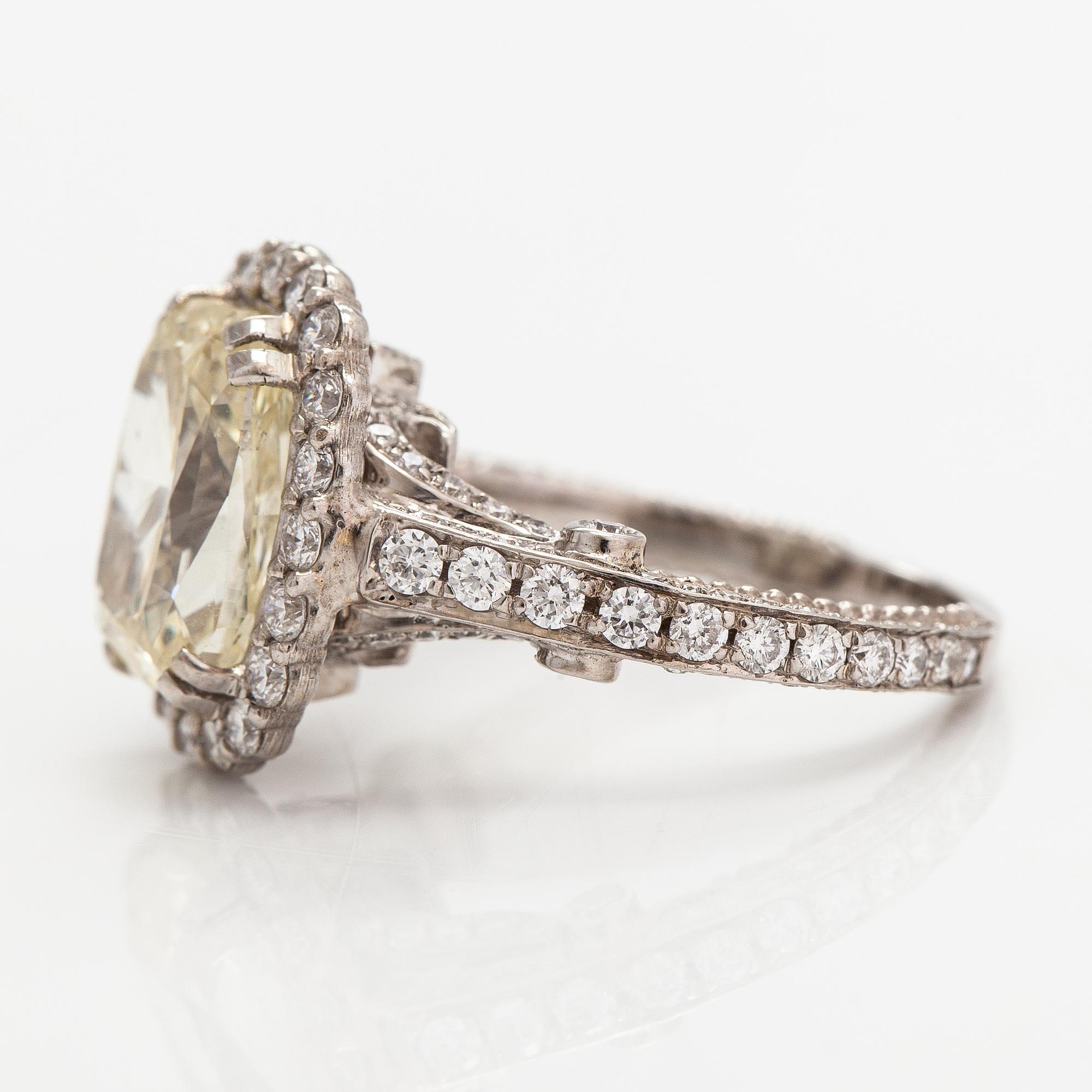 Sormus, 18K valkokultaa ja timantteja n. 6.15 ct yht. SJL-todistus.