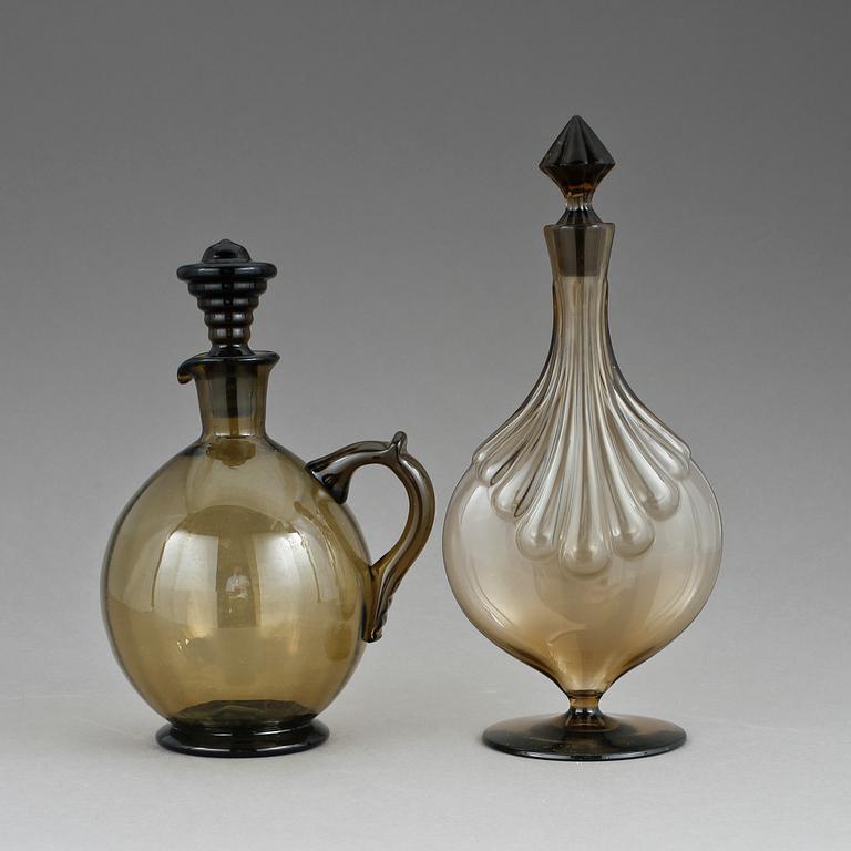 KARAFFER, 2 st, glas, bl.a. Simon Gate, Sandvik, 1920-30-tal.