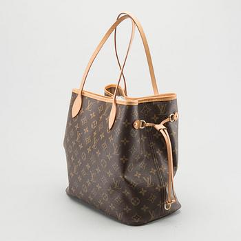 A Louis Vuitton Neverfull MM bag.