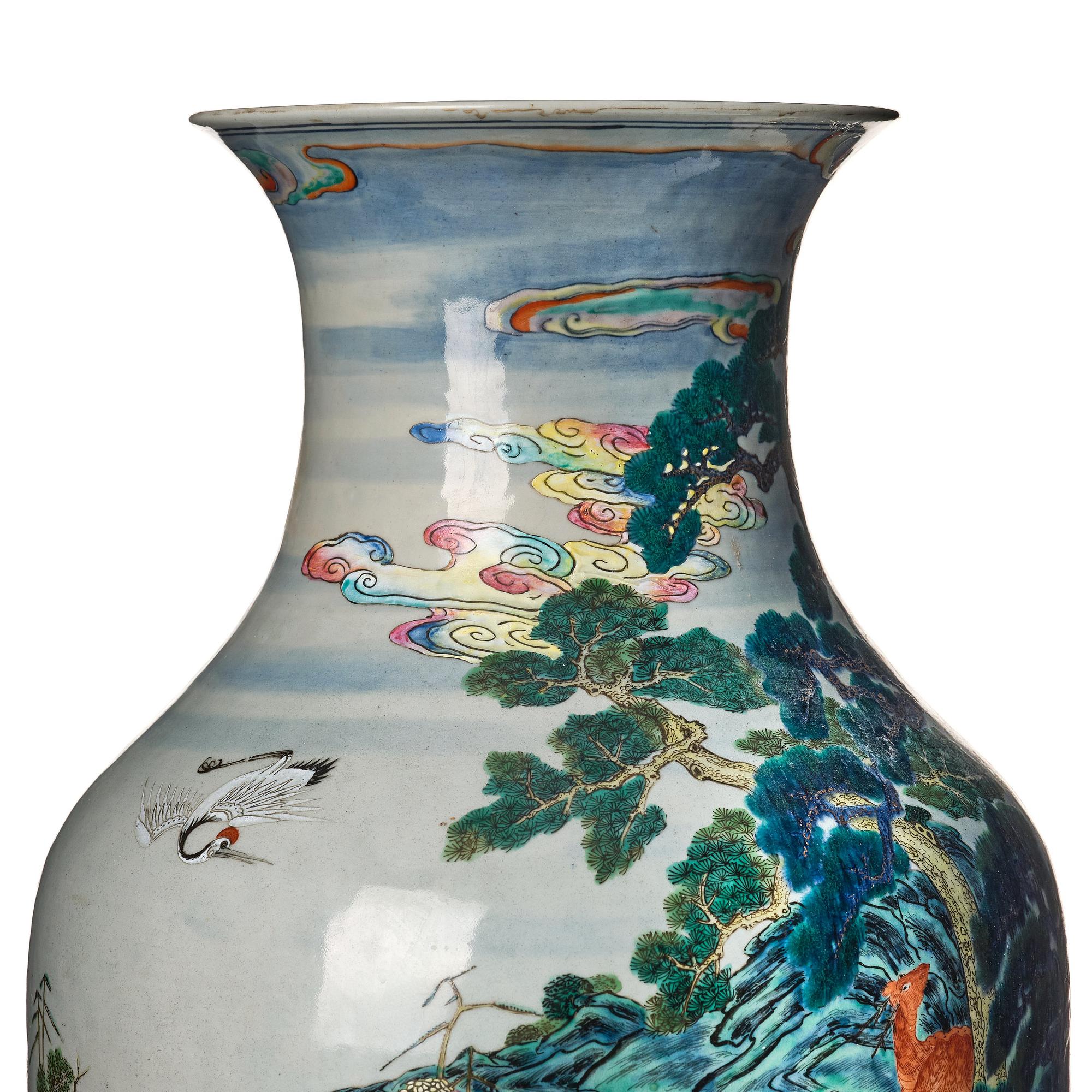 Praktvas, porslin. Qingdynastin, omkring år 1800.