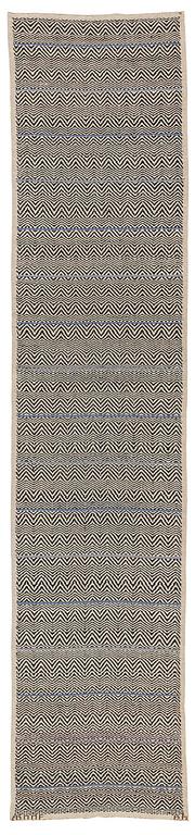 Barbro Nilsson, gallerimatta, "Rosengång med blå rand", Rosengång, ca 450,5 x 101 cm, signerad AB MMF BN.
