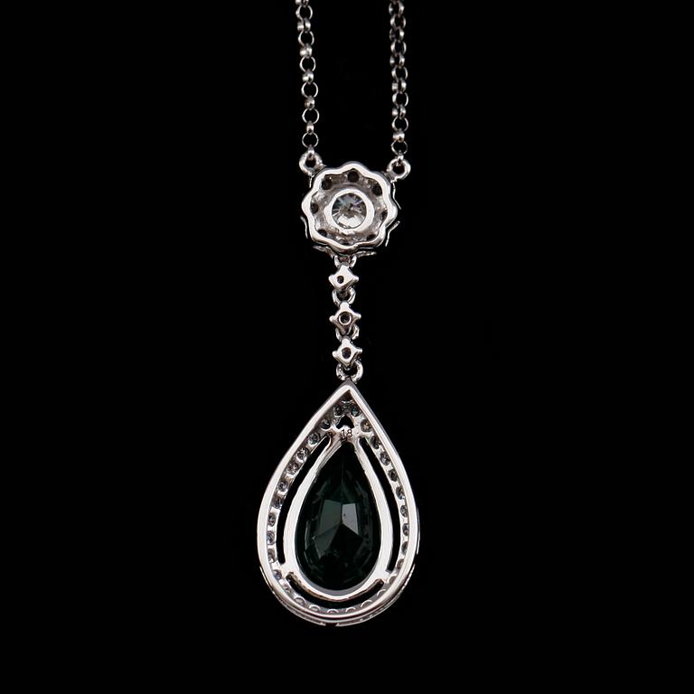 COLLIER, 18 k vitguld, droppformad fasettslipad smaragd, briljantslipade diamanter tot 0.67 ct.